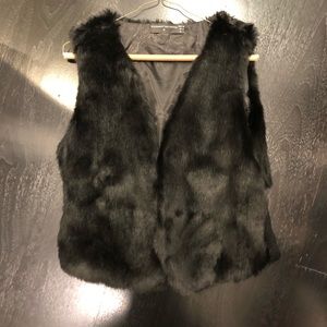 Goodnight Macaroon black short fur vest